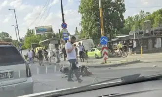 Моторист е катастрофирал малко след 18 ч тази вечер в