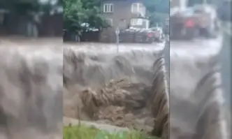 Наводнени са къщи и дворове прелялата река е отнесла улици