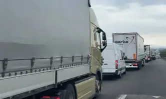Аварирал камион блокира АМ Тракия
