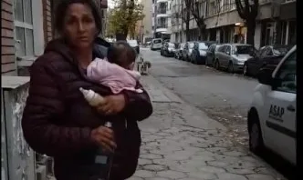Отнеха бебето на пияните жени, които го носеха полуголо из улиците
