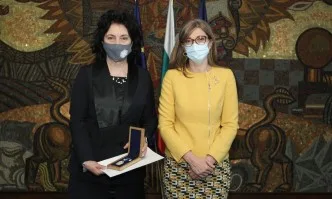 Екатерина Захариева награди д-р Цезарина Илиева от Столичната РЗИ