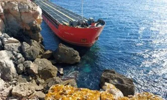 Екологична катастрофа: Опасни торове изтичат от заседналия на Камен Бряг кораб, правителството отказва да помогне