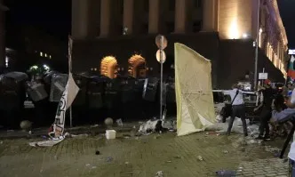 Ултраси отново се готвели да палят парламента с коктейли Молотов