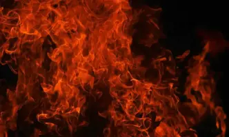 Пожар гори в промишлената зона на Ямбол - (ВИДЕО)