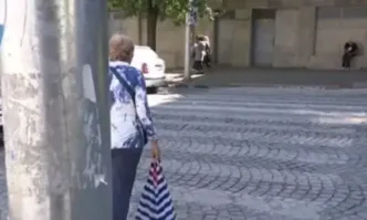 Задържана е за 24 часа18 годишно момиче зад волана блъсна баща