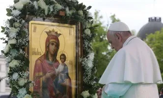Папа Франциск произнесе неделната си молитва Царица Небесна в София