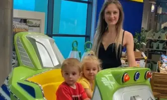 Елена Станева и двете й деца все още са в