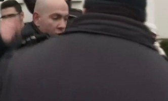 Депутат от Възраждане се оказа под ударите на полицията по