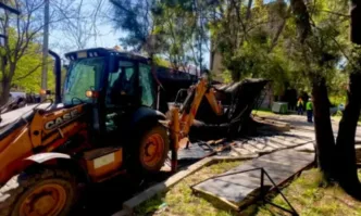 Незаконният павилион на тротоара на ул Иван Асен и бул