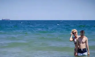 Министърът на туризма Зарица Динкова влезе в морето край Варна