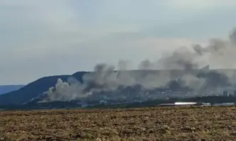 Пожар гори в складове на бившия ремонтен завод в Шумен