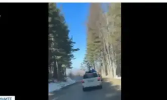 Безразсъдно и опасно поведение на пътя Мъж се вози на