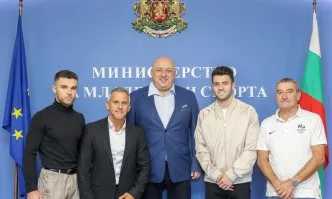 Министър Кралев се срещна с националите по спортна гимнастика