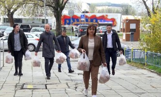 Корнелия Нинова дари 3 хил. козунака с надпис: от министъра на икономиката
