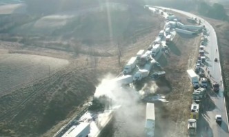 Два леки автомобила са напълно изгорели по чудо няма сериозно