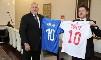 Бойко Борисов и Джузепе Конте си размениха футболни фланелки