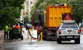 На Разпети петък работници от Столична община чертаят новата маркировка