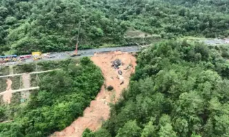 Най малко 36 души загинаха снощи при срутване на участък от