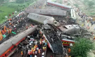 Расте броят на жертвите на влаковата катастрофа в Индия