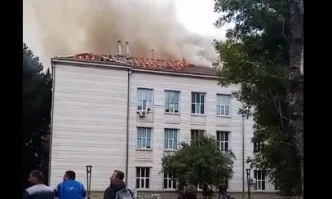 Горя Медицинският институт в Плевен, студентите и служителите бяха евакуирани (ОБНОВЕНА)