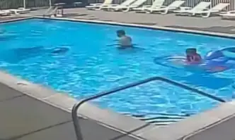 Шокиращо видео: Възрастни си плуват покрай давещо се дете