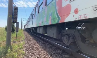 Авария спря движението на влака Бургас-София