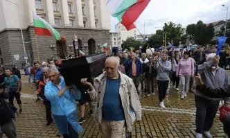 Грозно: Протестърите донесоха и ковчег пред Министерски съвет (СНИМКИ)