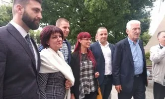 Караянчева опита да разговаря с протестиращи в Благоевград, замеряха я с яйца