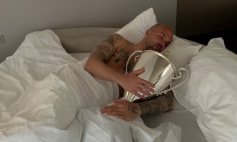 Капитанът на Левски Николай Михайлов спа с Купата на България