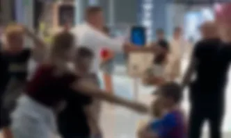 Екшън в мола: Жени се биха пред деца