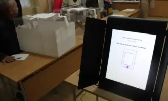 Същият пломбира и монтира машините за гласуване Отстранен е техникът