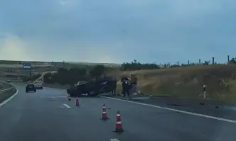 Кола се преобърна малко преди 339 км на АМ Тракия