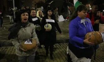 Протестиращите стовариха камион тикви на площада, обявиха, че ще готвят Борисов (ГАЛЕРИЯ)