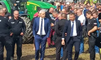 Земеделците изгониха Костадин Костадинов: Не го искат, защото протестът им не е политически