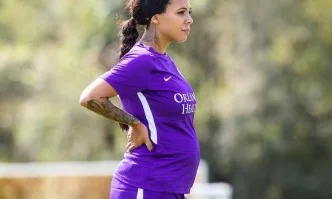 Бременна футболистка се подготвя за новия сезон