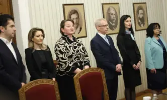Ротацията под въпрос: Мария Габриел взе първия мандат, Денков и Петков я придружиха/ВИДЕО/