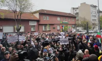 Земеделци искат оставката на Вътев, полицията пази заместника му