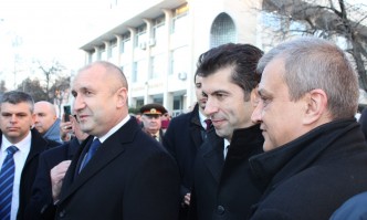 Помирени за днес – Радев и Петков заедно почетоха Гоце Делчев