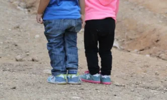 Нито едно от седемте деца на майката на зарязаните близнаци не живее с нея