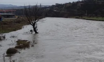 Три реки в Костинброд преляха, общината е пред бедствено положение