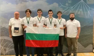 Български ученици спечелиха пет медала от 56 ата Международна олимпиада по