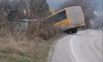 Училищен автобус падна в дере. Шофьорът не взимал заплата 6 месеца и не го интересували децата