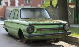 Община Ловеч продължава премахването на изоставените коли по улиците