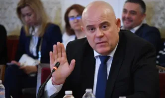 Влизането в президентството остави в обществото впечатление за непремереност на