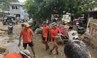 Близо 1 милион души напуснаха домовете си във Филипините след