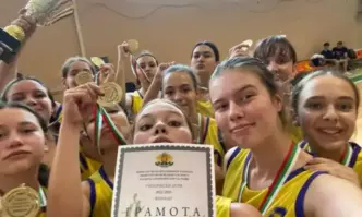 Млади шампиони просят пари за да представляват БългарияДържавата отново е