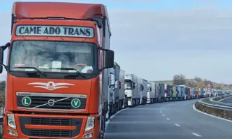 Около 15 километра е опашката от товарни автомобили на магистрала