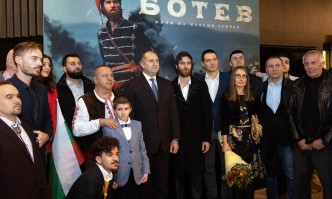 След часове на истерия по бензиностанциите заради очаквано повишение на