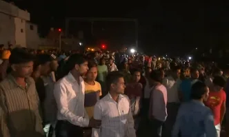Трагедия – над 60 загинали в Индия, влак се вряза в тълпа