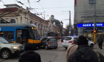Катастрофа блокира кръстовището пред Централни хали в София - (СНИМКИ)